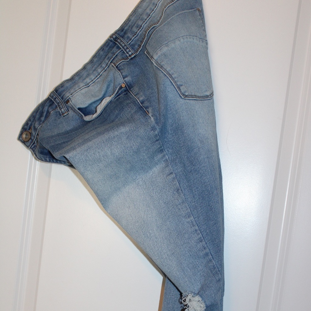 Natural Reflections Distressed Fringe Capri